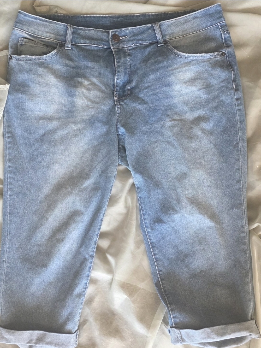 Time and Tru Women’s Size 18 Light Wash Denim Cuffed Capri Jeans